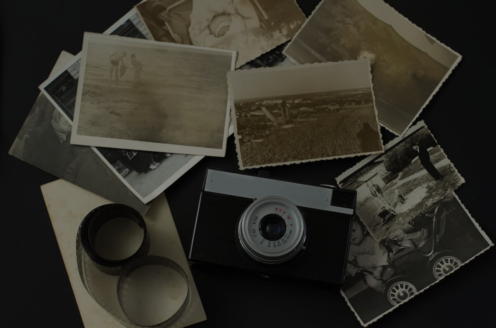 Vecchie fotografie in bianco e nero con macchina fotografica d'epoca